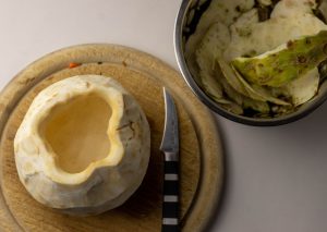 Caving and peeling of the celery root