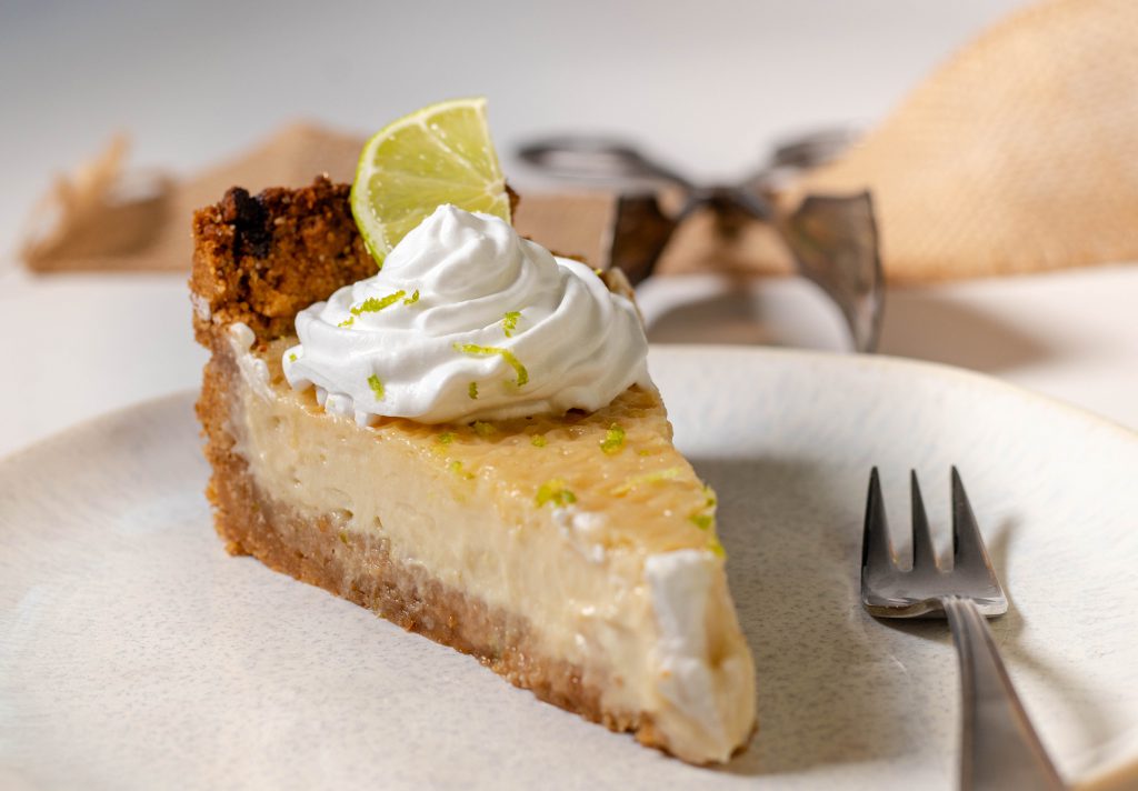 Key Lime Pie ist ein klassisches amerikanisches Dessert, das seinen Ursprung in den Florida Keys hat.