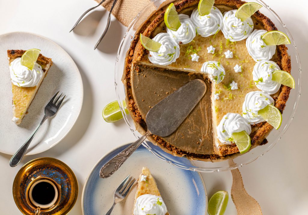 Auf knuspriger Kruste gebettet und mit passender Garnierung entsteht durch die typische Limettencreme dieses Pies das Originalgeschmackserlebnis.