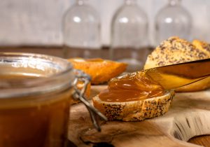 Dulce de Leche ist in Lateinamerika vor allem als Brotaufstrich weit verbreitet