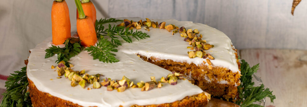 Auch Rüblikuchen, Möhrenkuchen oder Osterkarottenkuchen genannt Auch Rüblikuchen, Möhrenkuchen oder Osterkarottenkuchen genannt