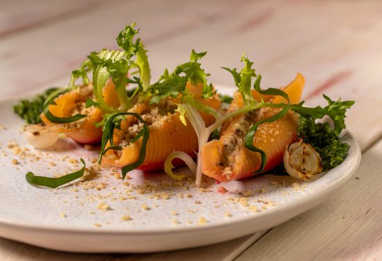 Muschelnudeln gefüllt mit Steinpilz-Ricotta-Creme auf Bärlauchpesto