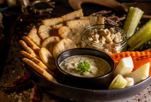 Selbstgebackene Cracker, herzhaft und knusprig