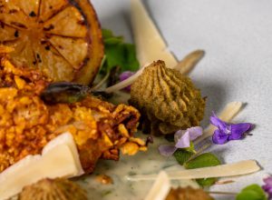 Köstlich zu veganen, panierten Hähnchenkeulen auf Sauce