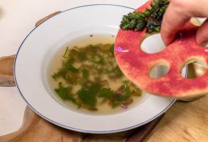 Klare Sauerampfer-Brennessel-Suppe