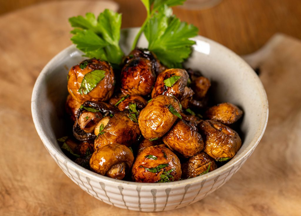 Marinierte Champignons aus dem Ofen sind wohl eines der einfachsten und gleichzeitig aromatischsten Gerichte.