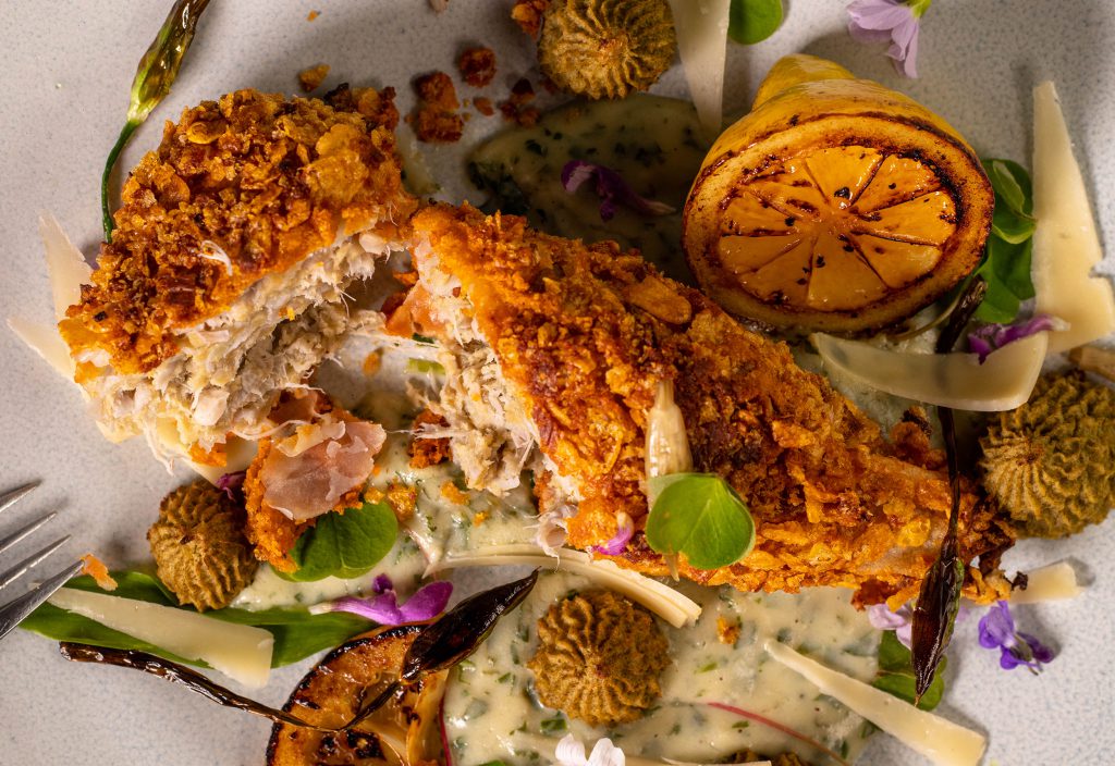 Zartes, rein pflanzliches Hähnchenfleisch in Reispapierhaut und krosser Panade