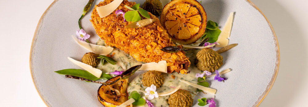 Mit gerösteten Zitronenschnitzen und gebratenen Bärlauchknospen