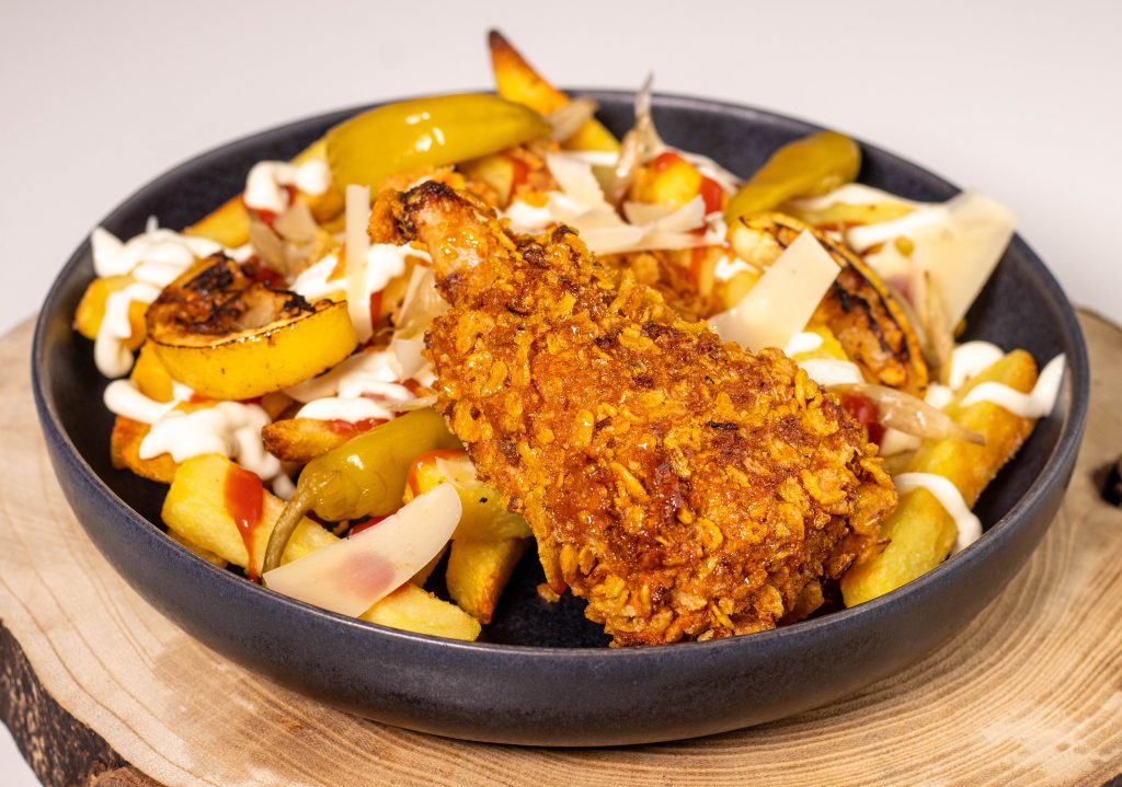 Hähnchenkeulen in Cornflakespanade mit Loaded Fries. Aromatisch, deftig, einfach lecker!