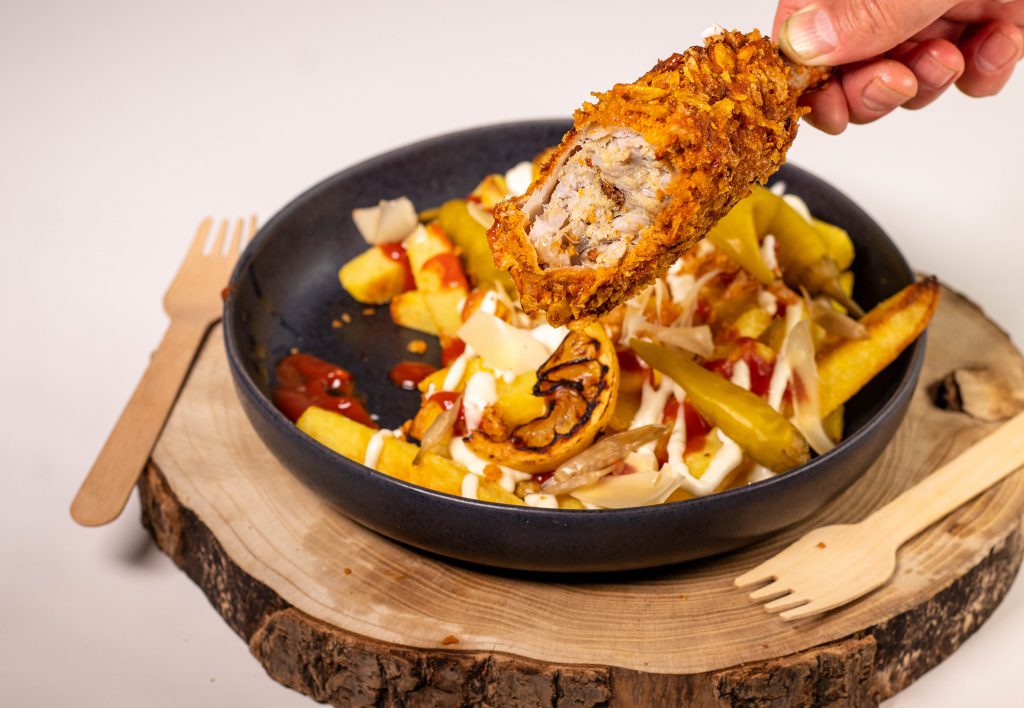 Die veganen Hähnchenschenkel haben innen das zarteste, schön strukturierte Fleisch aus Seitan und Jackfruit.