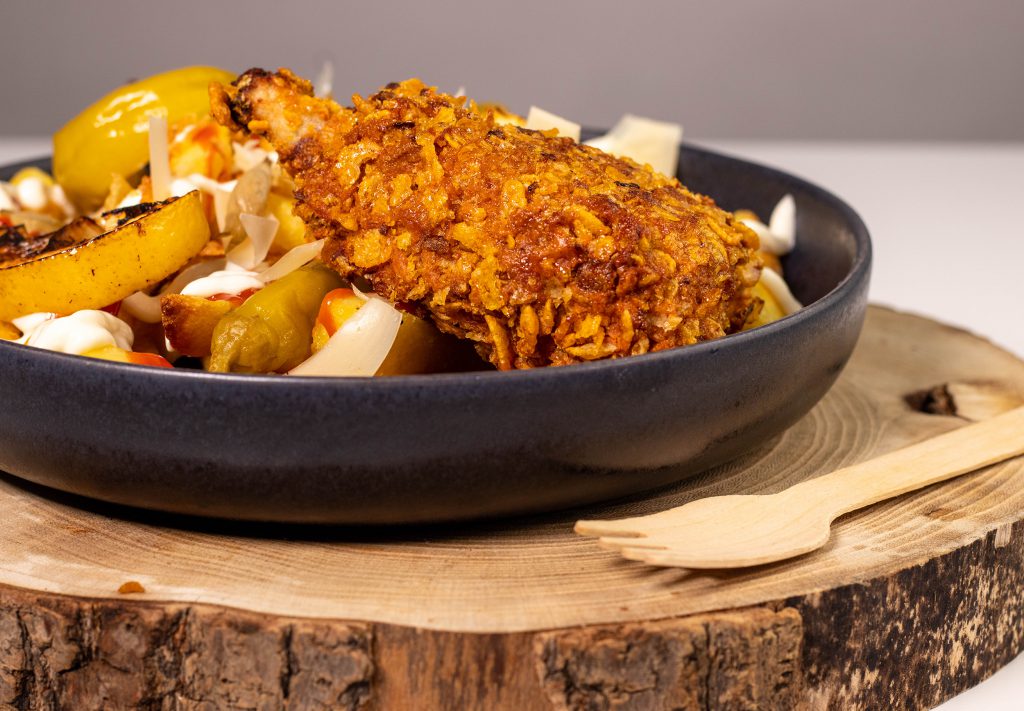 Plantbased Hähnchenkeulen in Cornflakespanade mit Loaded Fries, deftiges Fast Food