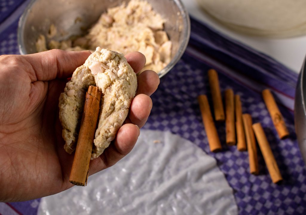 2: Eine Keule um eine Zimtstange mit dem veganen Hähnchenfleisch formen