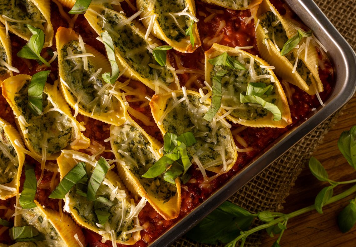 Muschelnudeln mit Ricotta-Spinat-Füllung auf Bolognesesauce