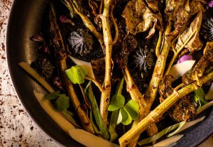 Mit fermentiertem Knoblauch und schwarzem Sesam im Dip