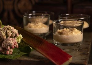 Veganer Milchreis mit Zimt bildet die Grundlage für dieses Dessert