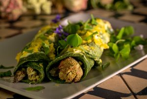 Garniert mit Sauerklee, Saueramfer und Veilchenblüten