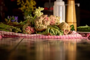 Frisch geschnittene Rhabarberknospen und frischer, grüner Spargel