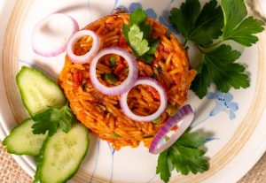 Mit Zwiebeln, roter Spitzpaprika, Erbsen und Tomaten