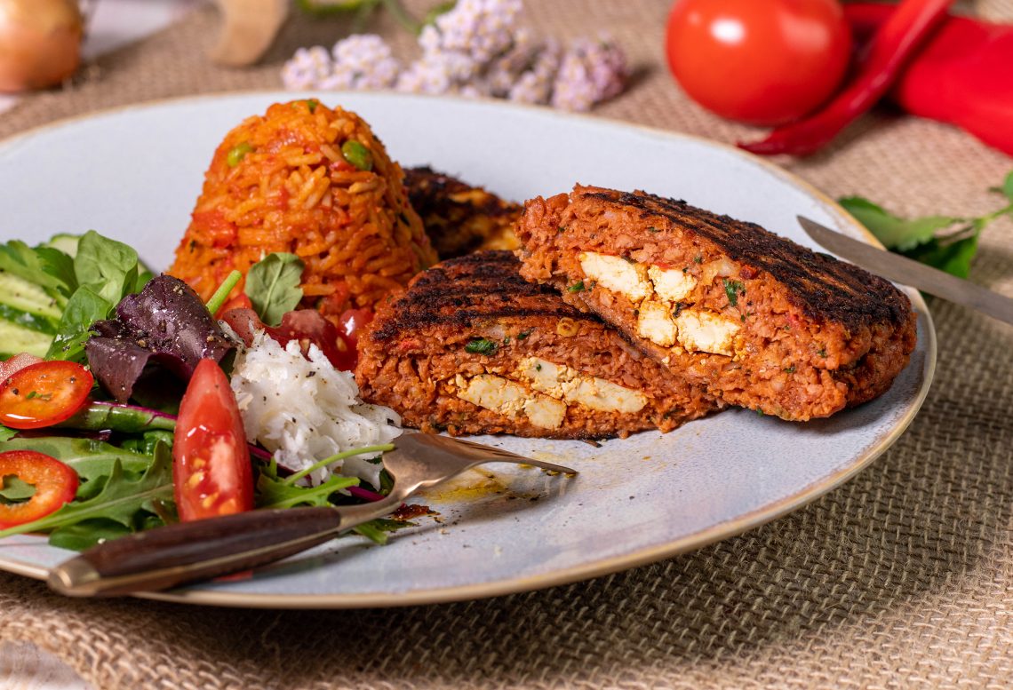 Gegrilltes Hacksteak mit Ajvar-Fetafüllung - vegan