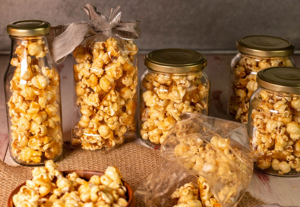 Karamellisiertes Popcorn ist ein tolles Geschenk aus der Küche