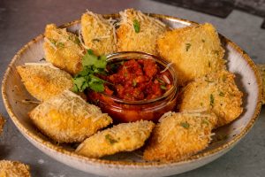 Meine Toasted Ravioli mache ich mit selbstgemachten veganen Käseravioli