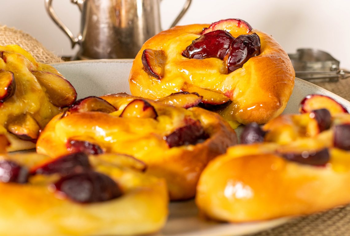 Fingerleckende Pflaumen-Käsekuchen-Schnecken - Dailyvegan