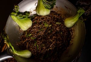 Am Rand des Woks halte ich den Pak Choi warm