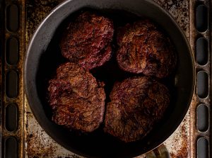 Seitansteaks herstellen - die rohen Filets leicht anbraten