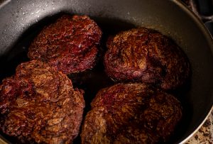 Herbstliche Seitansteaks - sehen auch roh schon sehr echt aus