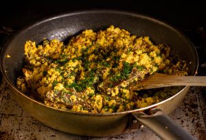 Scrambled Tofu mit Herbstlichen Seitansteaks und Wildpilzen