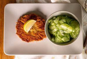 Vegan paniertes Pilzschnitzel mit Gurkensalat