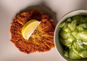 Lecker mit frischem Gurkensalat als Beilage