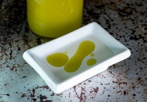 Sauerampfer-Spitzwegerich-Öl, quietschgrünes Wildkräuteröl