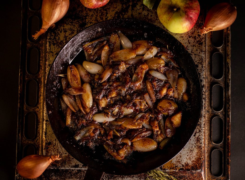 Schalotten und Apfel, in Balsamico geschwenkt