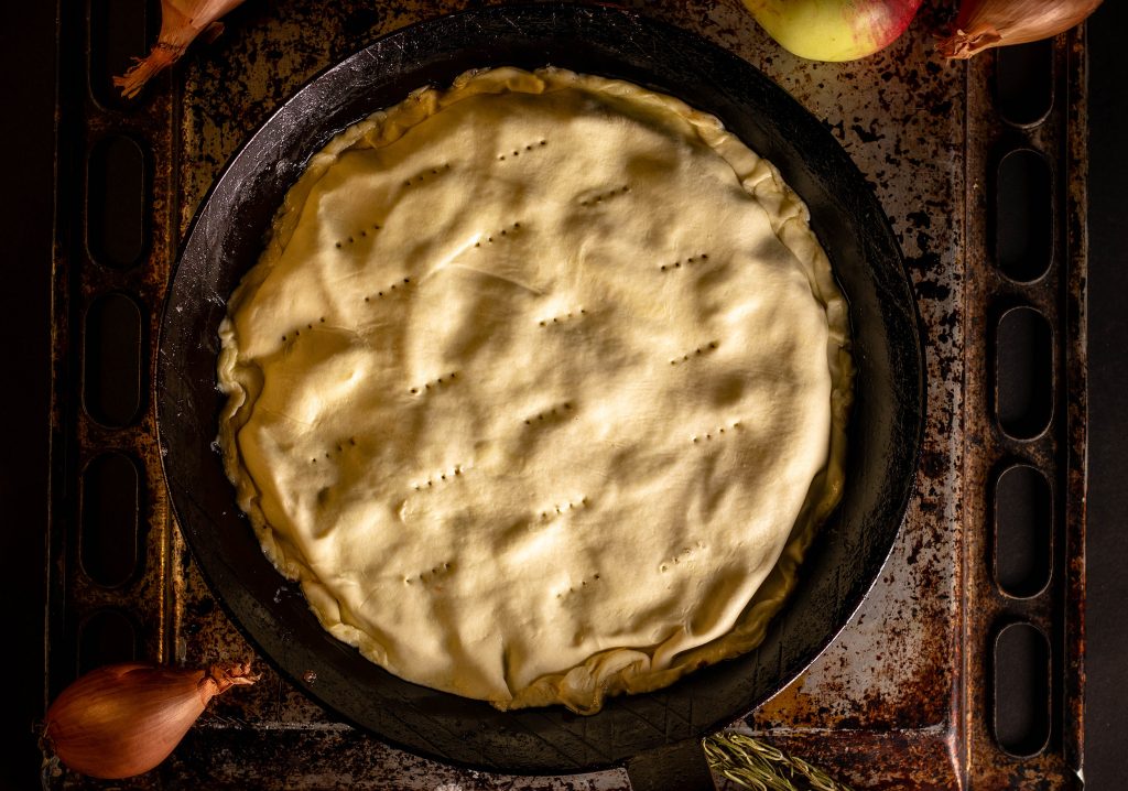 Upside-Down Schalottentarte wird mit dem Teig nach oben gebacken