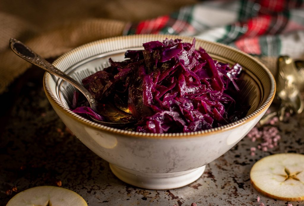 Apfelrotkohl ist wohl die beliebteste Beilage zu (veganen) Braten