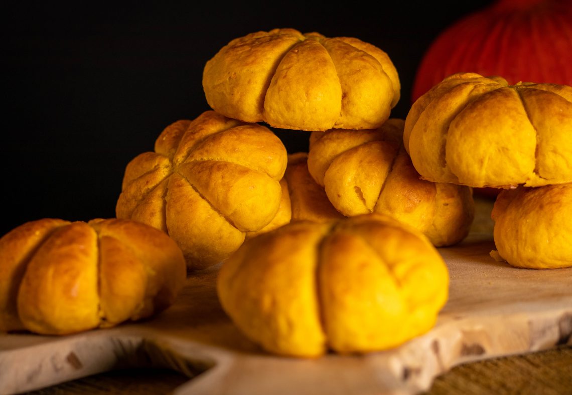 Weiche Burgerbrötchen in Kürbisform