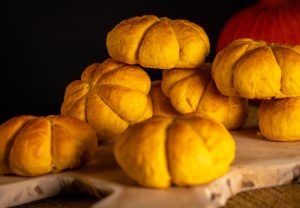 Weiche Burgerbrötchen in Kürbisform