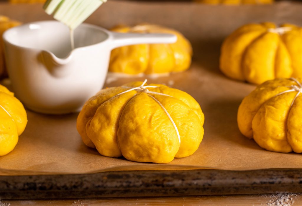 Einpinseln der Rohlinge mit Sojamilch.