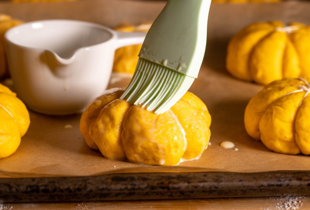 Einpinseln der Rohlinge mit Sojamilch.