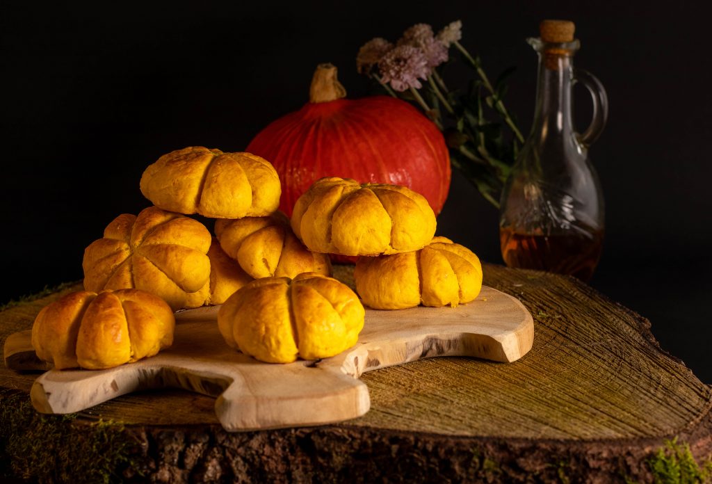 Kürbis BUns gestapelt auf einem Holzbrett