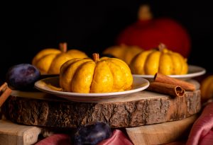 Kürbisbrötchen - süße Hefeteilchen mit Zwetschenfüllung