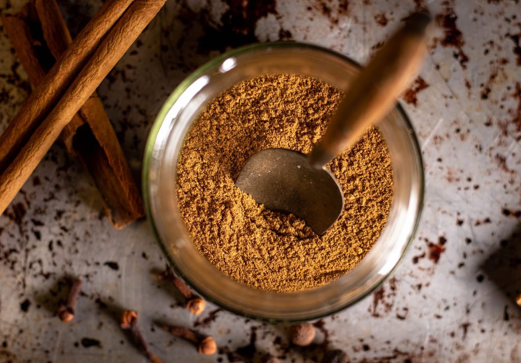 Selbstgemachtes Pumkin Spice in einem Schraubglas mit Löffel darin.