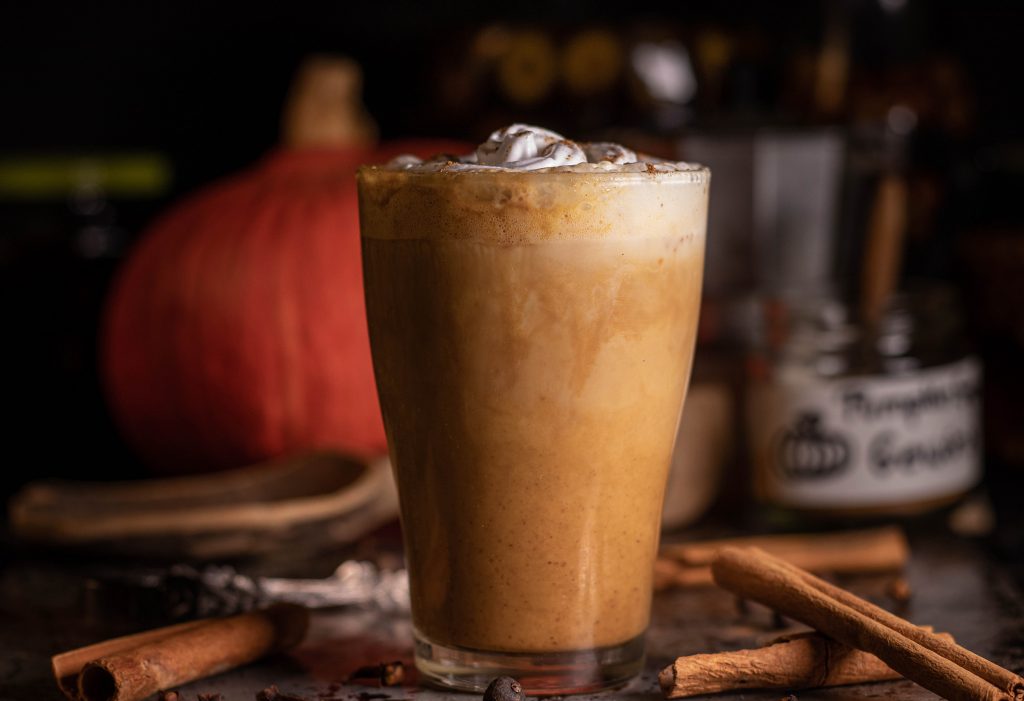 Pumkin Spice Latte mit köstlicher Sahnehaube im Glas