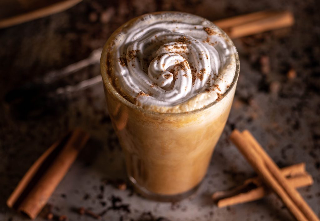Pumpkin Spice Latte mit einer Sahnhaube in einem Glas