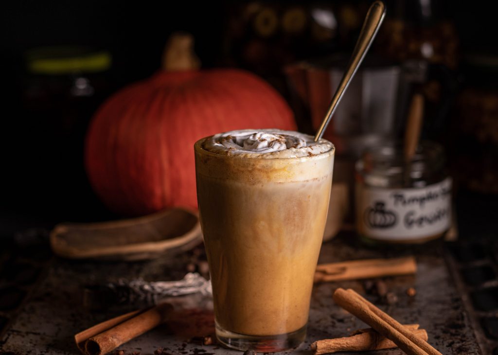 Pumkin Spice Latte in einem Glas mit Löffel.
