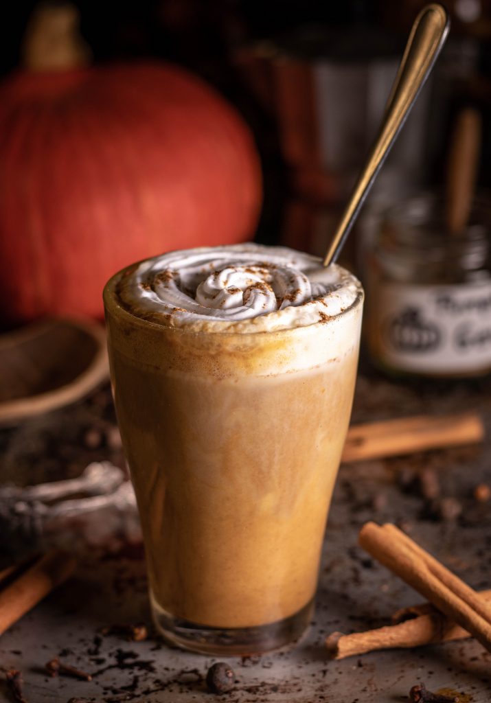 Ein cremiger, leckerer Pumpkin Spice Latte in einem Glas