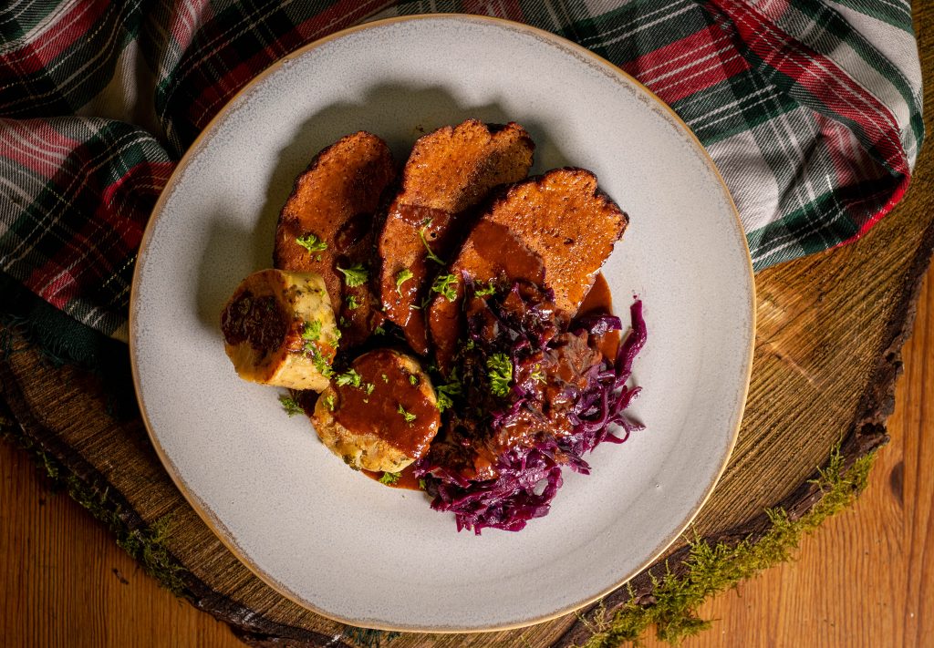 Semmelknödel mit Apfelrotkohl, Sauce und veganem Braten