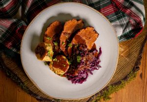 Semmelknödel mit Apfelrotkohl, Sauce und veganem Braten