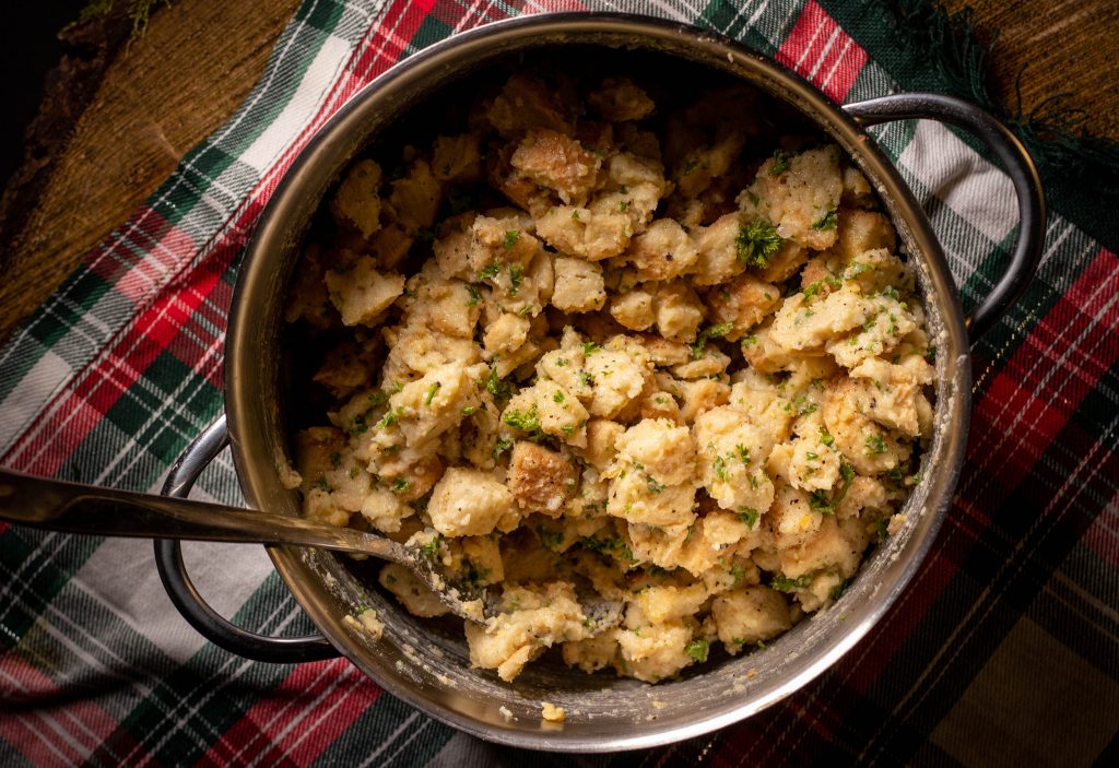 Eine vegane Semmelknödelmasse wird in einem Topf zubereitet.